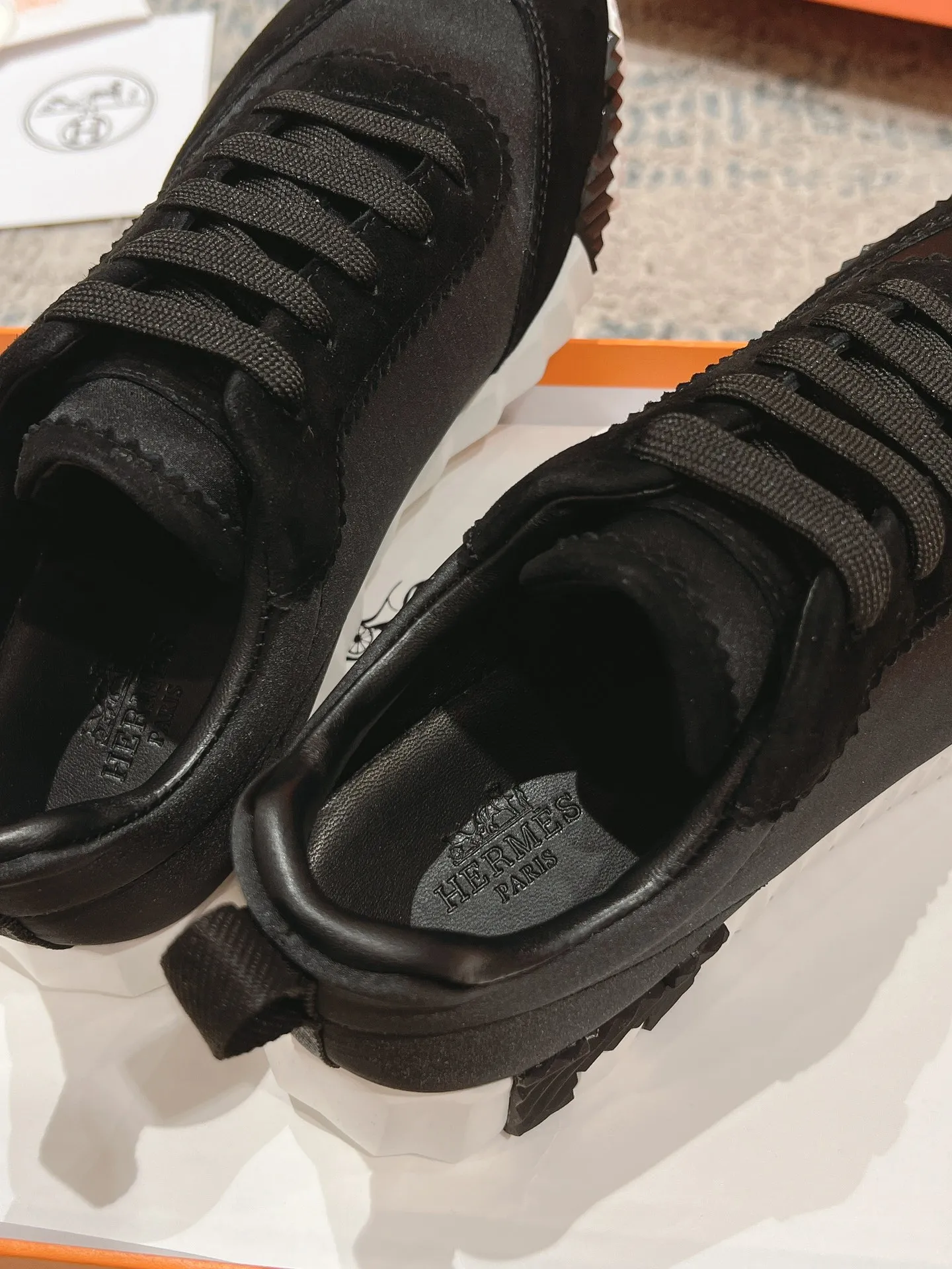 👟👟Ex-factory price 640👟👟 ‼ ️Top version 2024ss Hermès/Hermès new arrival in early autumn, casual shoes for couples👟Color-blocking design MM style, advanced fashion, simple and advanced, casual matching, very light and comfortable on the feet 🔘Upper: suede/cowhide 🔘Inner: sheepskin 🔘Outsole: original PU foam molding outsole 🔘Number of sizes: Women’s size 35-42 (40.41.42, custom made, non-refundable) Men’s size 39-46 (45.46, custom made, non-refundable) 🎁Original exquisite packaging